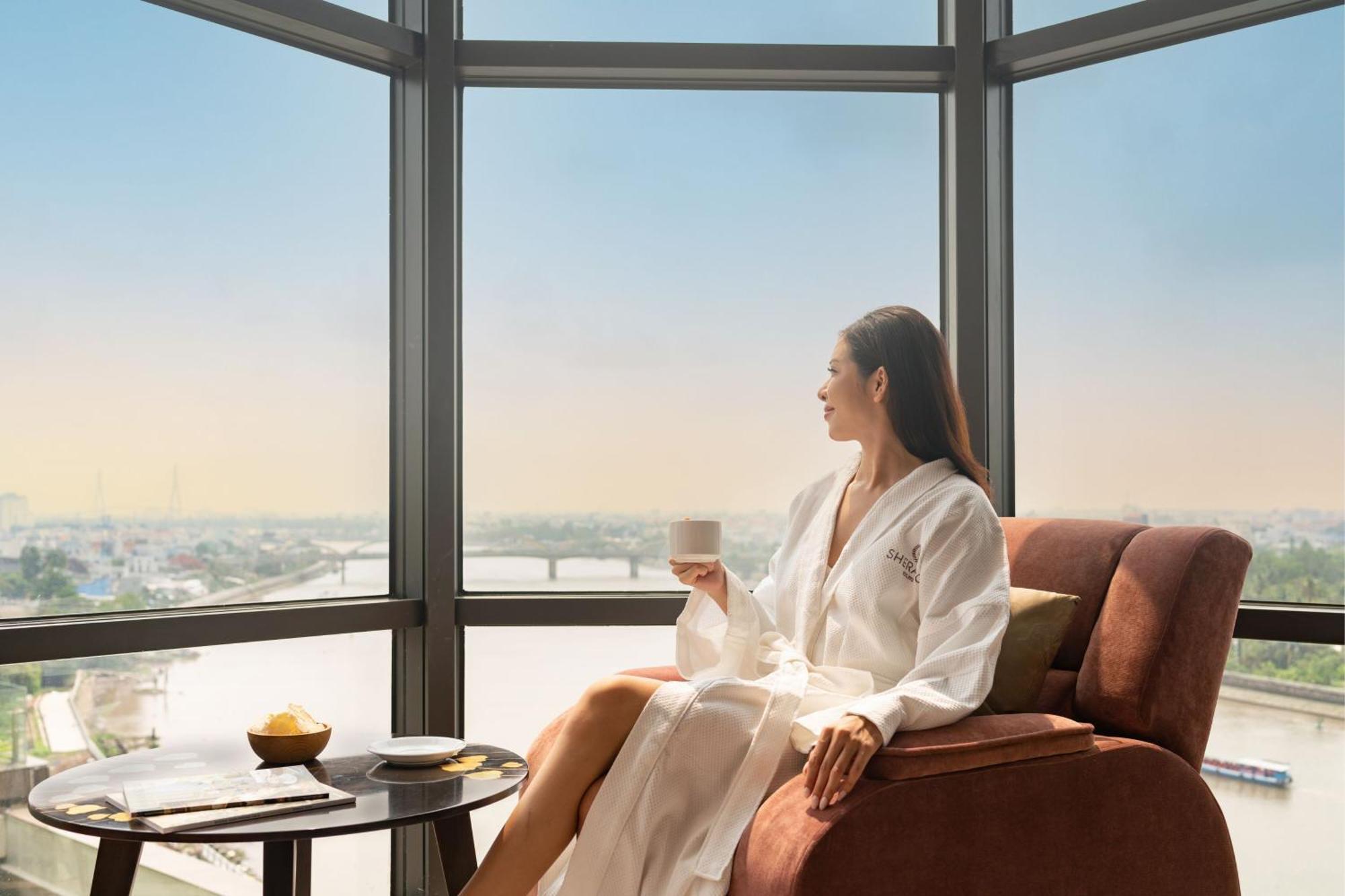 Sheraton Can Tho Exterior foto A woman wearing a bathrobe