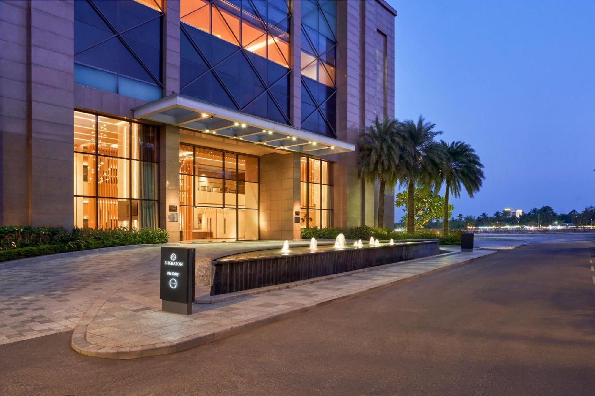 Sheraton Can Tho Exterior foto Entrance of the hotel